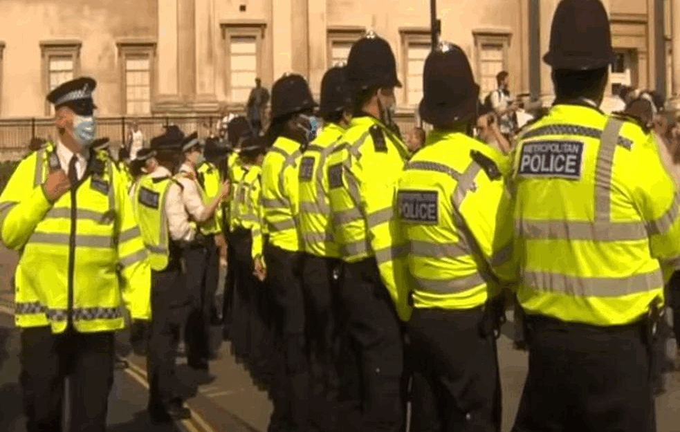 NEMIRI U LONDONU! Policija se su<span style='color:red;'><b>kobila</b></span> sa PROTIVNICIMA RESTRIKTIVNIH MERA, saobraćaj zaustavljen (FOTO)